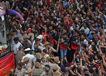 Bengaluru Stampade : विजयी जल्लोषादरम्यान चेंगराचेंगरीत ११ जणांचा मृत्यृ झाल्यानंतर आरसीबीचा मोठा निर्णय