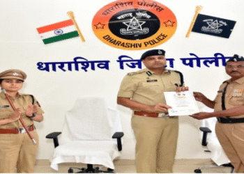 उत्कृष्ट कामगिरी करणाऱ्या धाराशिव येथील अधिकाऱ्यांचा आयजी वीरेंद्र मिश्र यांच्याकडून सत्कार