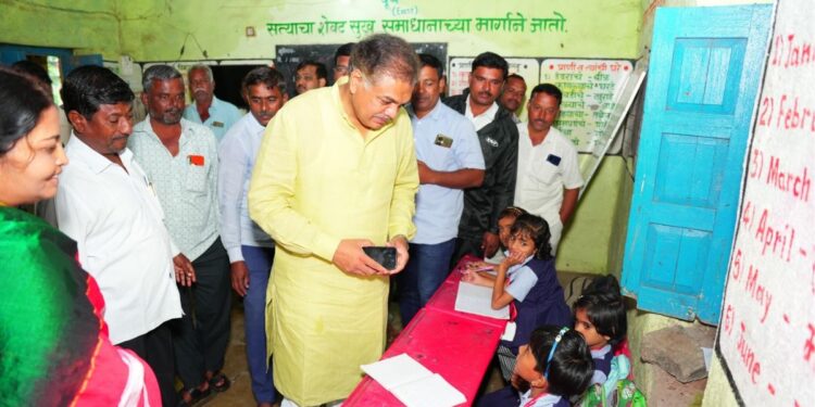 MLA Rana Jagjitsinha Patil school Visit