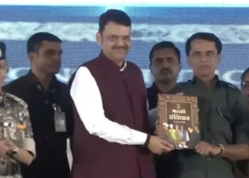 61 Naxals surrender in presence of Fadnavis in Gadchiroli