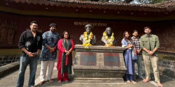 Krantijyoti movie team visits Mahatma Phule Wada