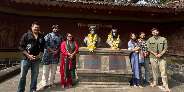 Krantijyoti movie team visits Mahatma Phule Wada