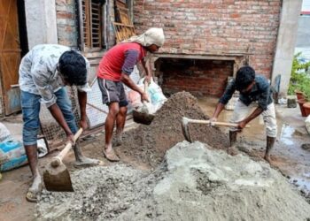 बार्शीत एजंटांच्या मनमानीमुळे बांधकाम कामगारांच्या जीवाशी खेळ सुरूच