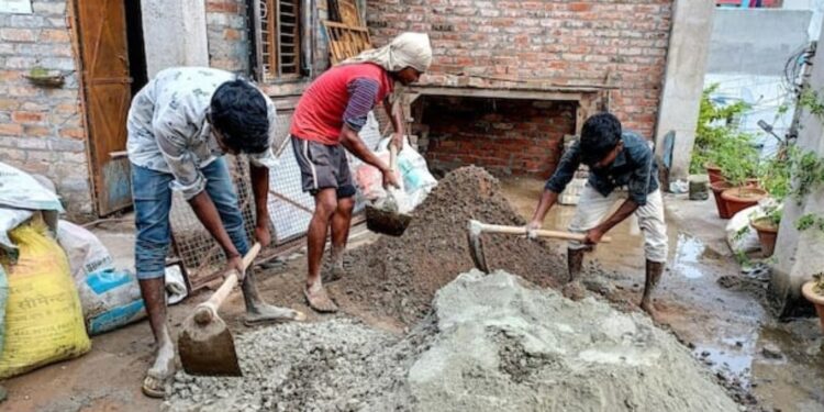 बार्शीत एजंटांच्या मनमानीमुळे बांधकाम कामगारांच्या जीवाशी खेळ सुरूच